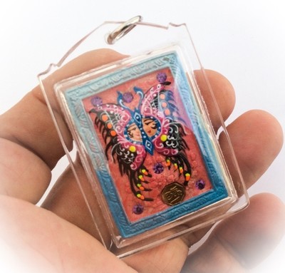 Taep Jamlaeng Butterfly King- Pim Glang - Blue Frame Pink/White Swirl Powders - 1 Trimurti Statuette, 1 Look Namo, 4 Takrut, 22 Gems Kroo Ba Krissana 2557 BE Taep Jamlaeng Butterfly King- Pim Glang - Blue Frame Pink/White Swirl Powders - 1 Trimurti Statuette, 1 Look Namo, 4 Takrut, 22 Gems Kroo Ba Krissana 2557 BE
