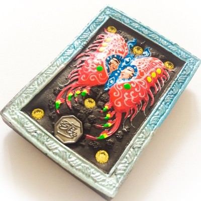 Taep Jamlaeng Butterfly King- Pim Glang Sariga Dong -Blue Frame Sacred Black Sariga & Maha Taep Powders - (1 Golden Trimutri Bucha 1 Look Namo Plug+ 4 Silver Takrut and 21 Gems)- Sae Yid 60 Edition Taep Jamlaeng Butterfly King- Pim Glang Sariga Dong -Blue Frame Sacred Black Sariga & Maha Taep Powders - (1 Golden Trimutri Bucha 1 Look Namo Plug+ 4 Silver Takrut and 21 Gems)- Sae Yid 60 Edition