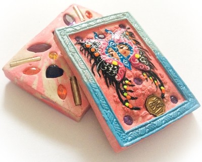 Taep Jamlaeng Butterfly King- Pim Klang -Blue Frame Sacred Pink and White Swirl Powders - (1 Golden Trimutri Bucha 1 Look Namo Plug+ 4 Silver Takrut and 21 Gems)- Sae Yid 60 Edition Taep Jamlaeng Butterfly King- Pim Klang -Blue Frame Sacred Pink and White Swirl Powders - (1 Golden Trimutri Bucha 1 Look Namo Plug+ 4 Silver Takrut and 21 Gems)- Sae Yid 60 Edition