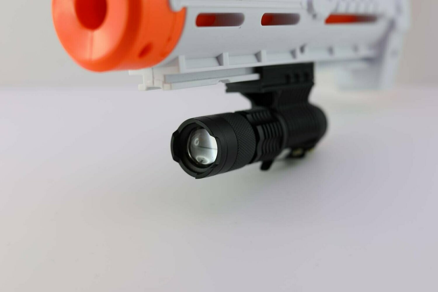 Tactical flash light for Nerf guns. LED, adjustable focus, 3 light