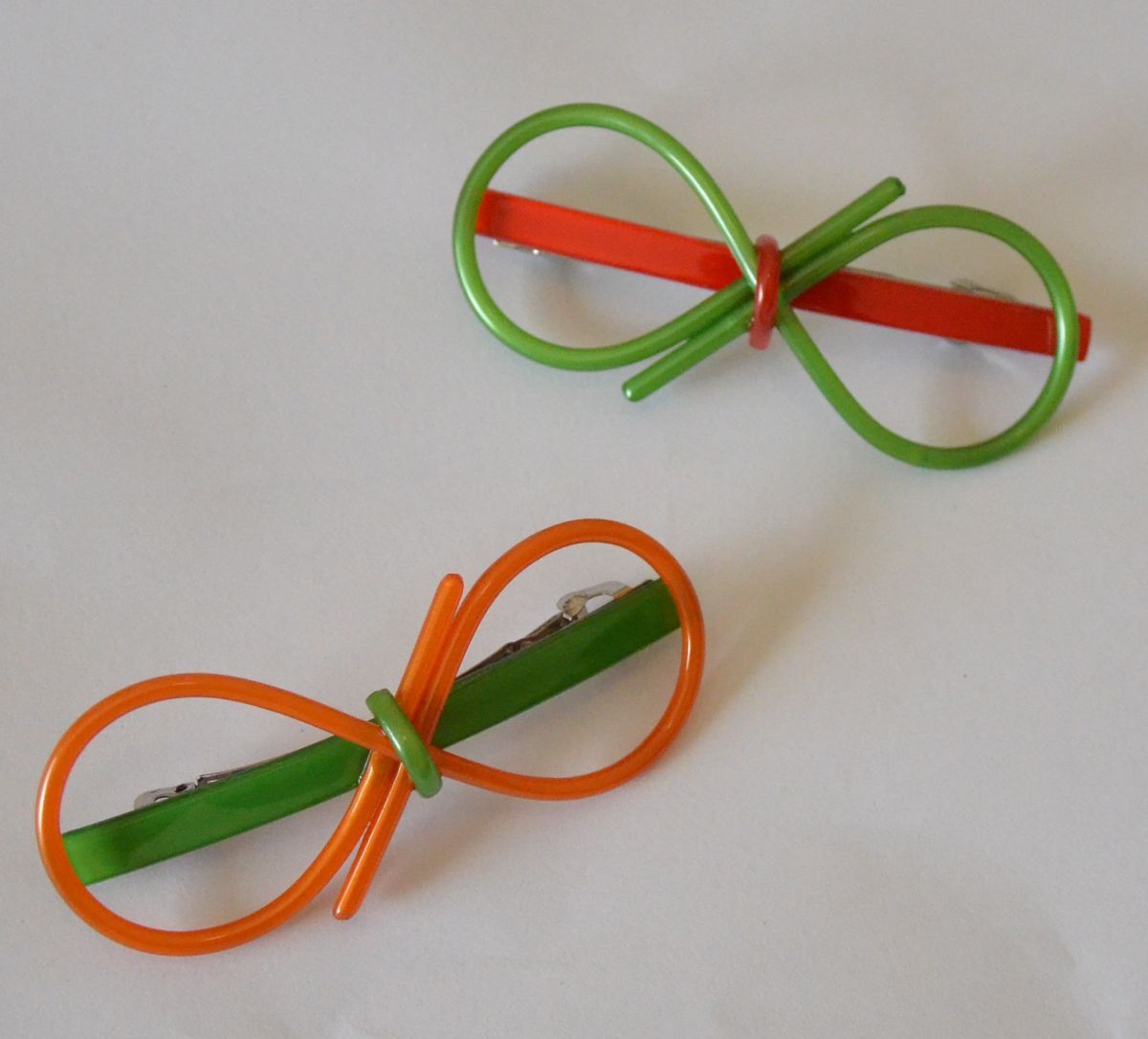 Round bow-tie acrylic hair clip