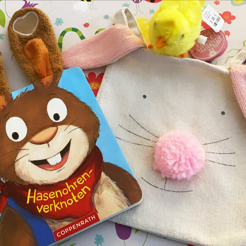 Osterpaket mit Buch, Hasentasche und Aufziehkueken Osterpaket mit Buch, Hasentasche und Aufziehkueken