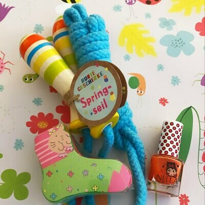 Buntes Geschenkpaket mit Springseil, Nagellack und Zaubersocken Buntes Geschenkpaket mit Springseil, Nagellack und Zaubersocken