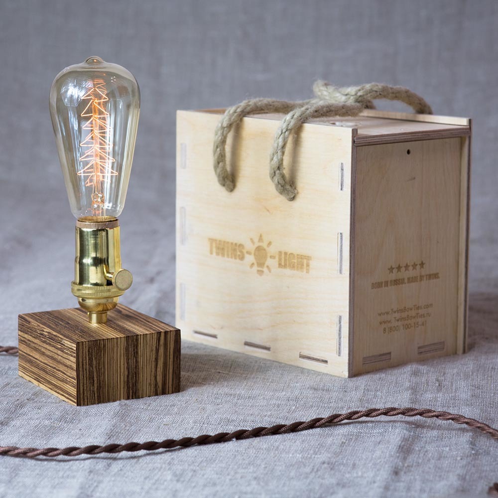Настольный винтажный светильник из зебрано Edison Zebrano Mini 3. Лампа Эдисона 40W со спиралью в виде ёлки. Высокий ретро цоколь золотого цвета и регулятор яркости TW-ZebranoEdisonMini3