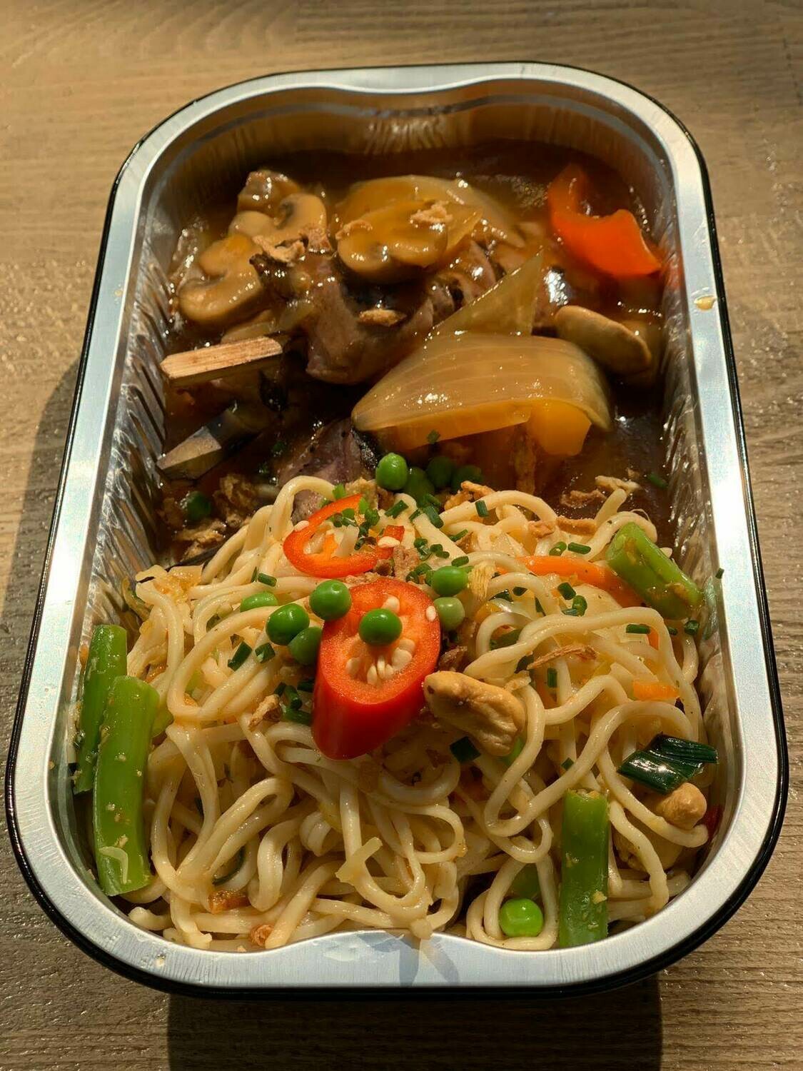 Runderhaaspuntjes op spies-terriyaki saus en Chinese bami 500 gram Runderhaaspuntjes op spies-terriyaki saus en Chinese bami 500 gram