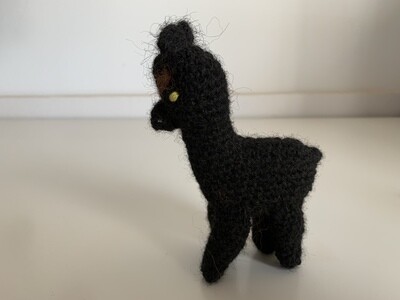 Petit alpaga noir aux yeux jaunes (crochet)