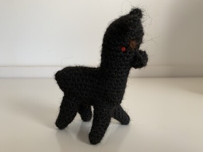 Petit alpaga noir aux yeux rouges (crochet)