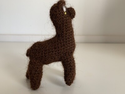 Petit alpaga brun aux yeux jaunes (crochet)