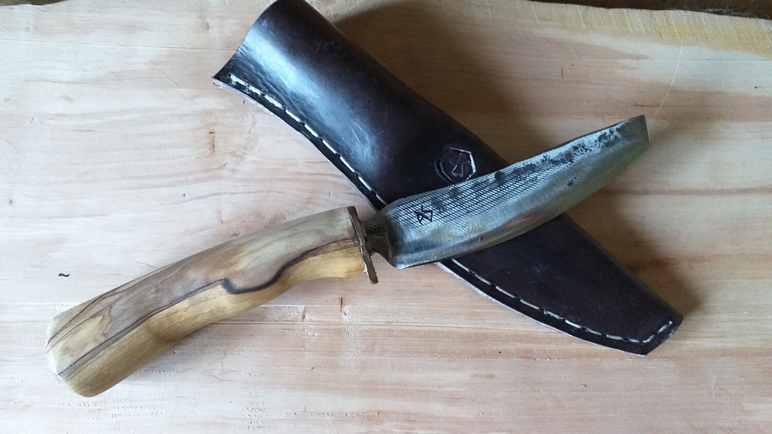 Messer mit Klinge aus Hufraspel im Tantostil, Olivenholz Messer mit Klinge aus Hufraspel im Tantostil, Olivenholz