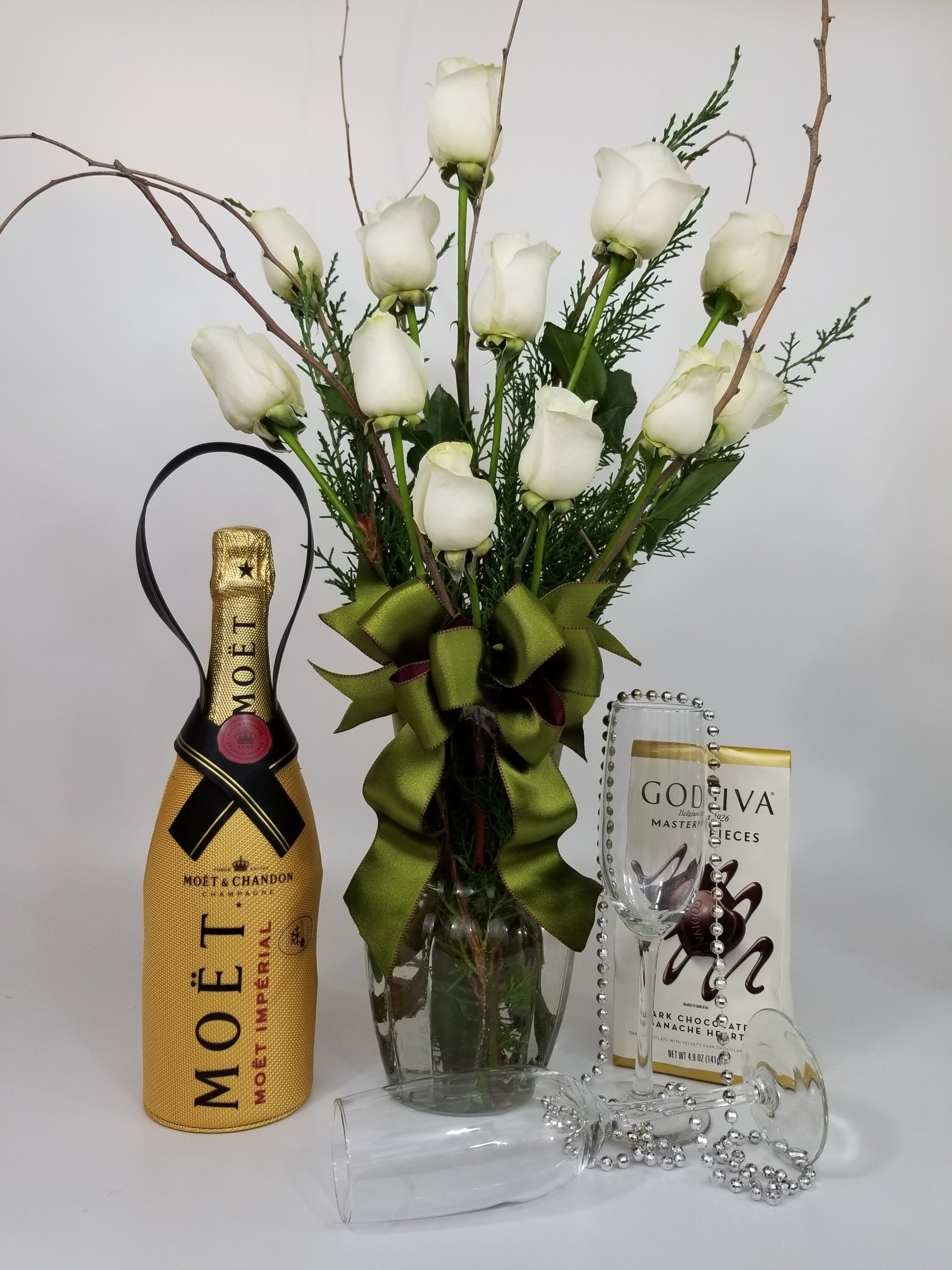 Red or White Roses with Champagne and Chocolates FR-0003