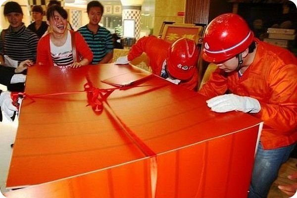 ГИГАНТСКАЯ ПОДАРОЧНАЯ КОРОБКА СЮРПРИЗ