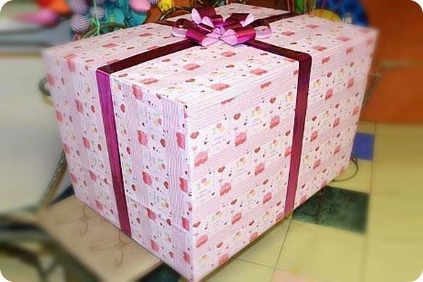 ГИГАНТСКАЯ ПОДАРОЧНАЯ КОРОБКА СЮРПРИЗ
