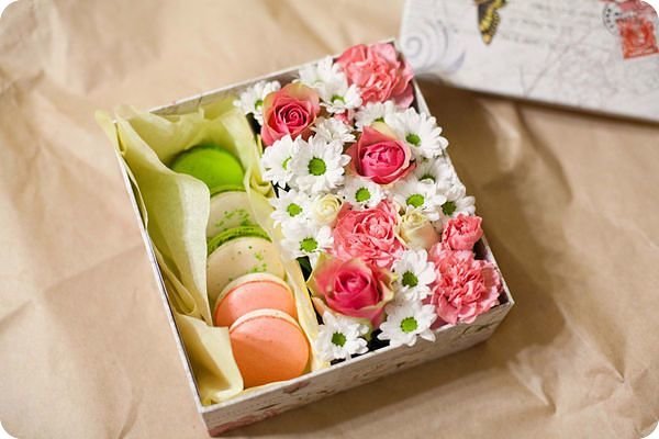 ПОДАРОЧНЫЙ НАБОР: ЦВЕТЫ + МАКАРУНИ и СТАРИННОЕ ПИСЬМО