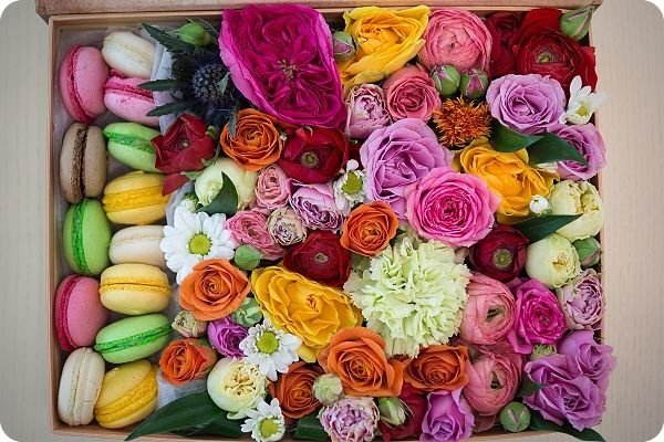 ПОДАРОЧНЫЙ НАБОР: ЦВЕТЫ + МАКАРУНИ и СТАРИННОЕ ПИСЬМО