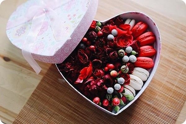 ПОДАРОЧНЫЙ НАБОР: ЦВЕТЫ + МАКАРУНИ и СТАРИННОЕ ПИСЬМО