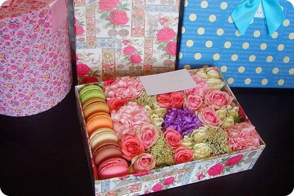 ПОДАРОЧНЫЙ НАБОР: ЦВЕТЫ + МАКАРУНИ и СТАРИННОЕ ПИСЬМО