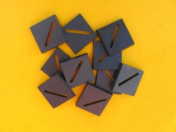 25mm x 25mm Bases diagonal geschlitzt (10) Base25x25D-05