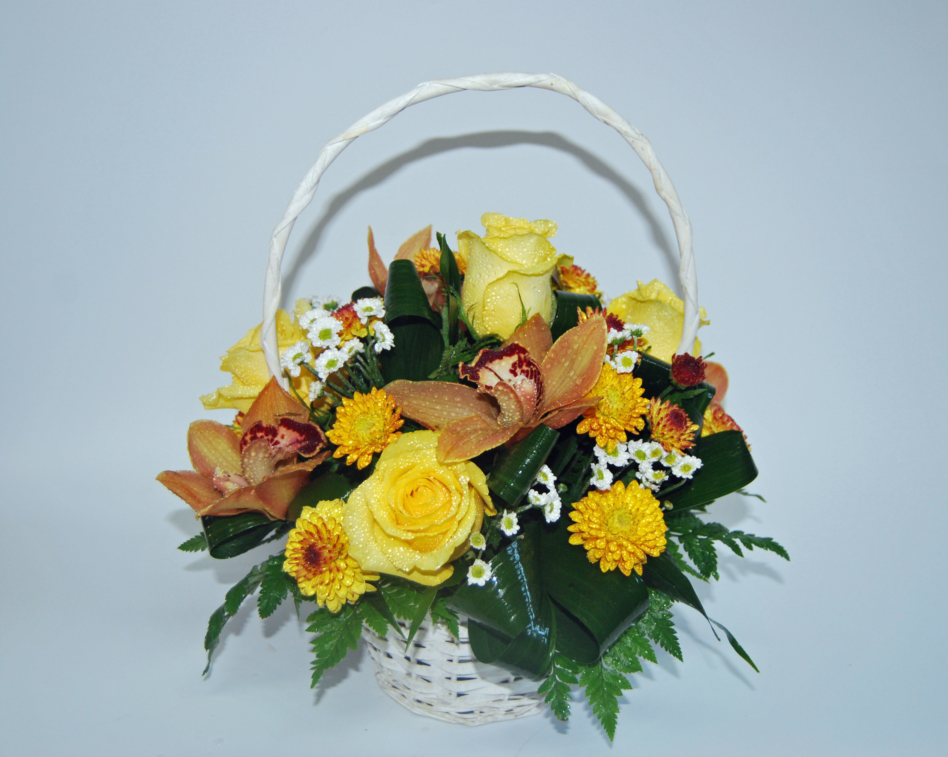 Cesto Campestre com Orquideas e Rosas 00044