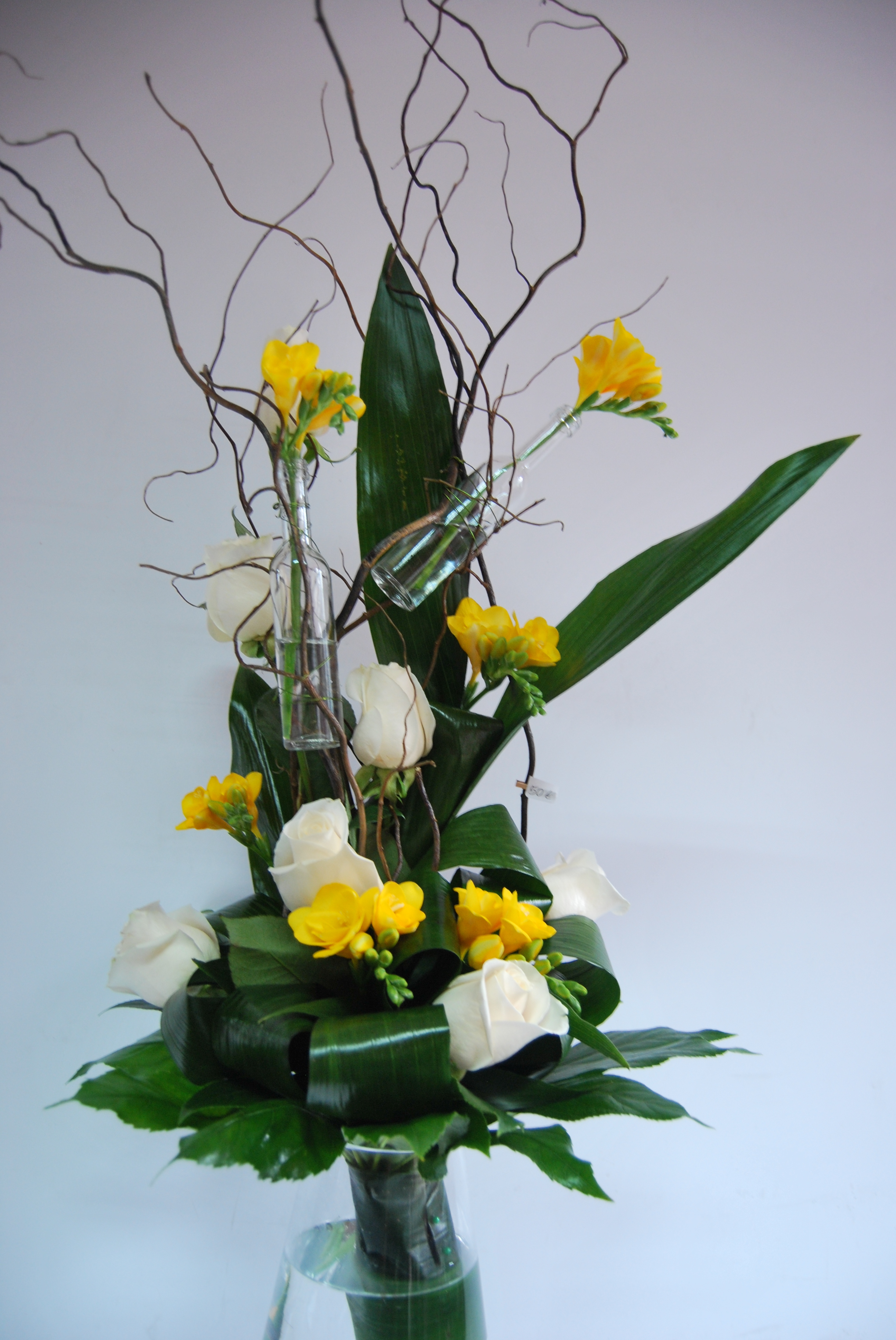 Ramo Rosas e Fresias com Garrafinhas 00138