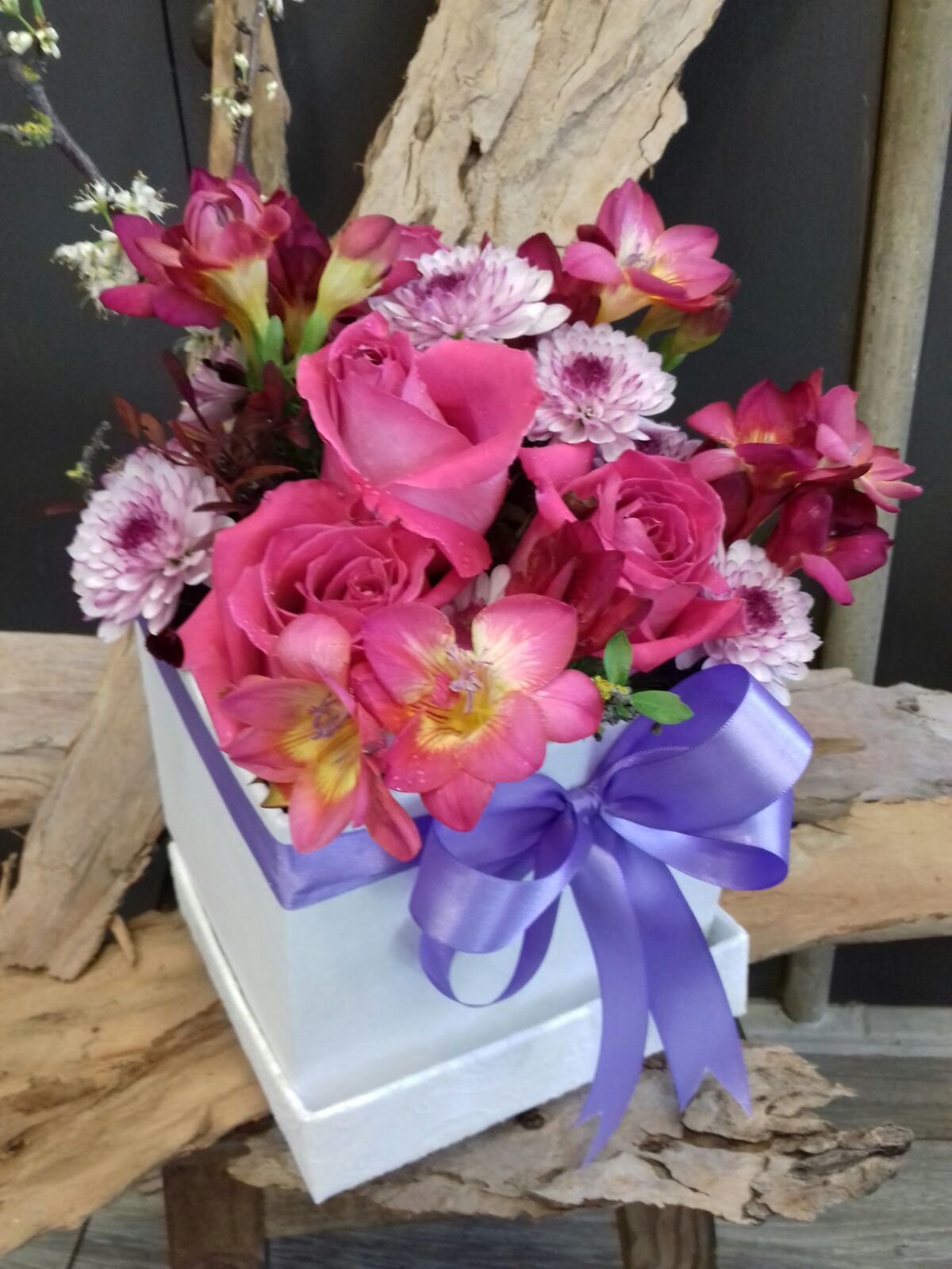 Caixa de Rosas e Frezias 00145