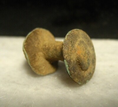 JUST ADDED ON 10/30 - BATTLE OF ANTIETAM / ECKERT FARM / UNION IX CORPS STAGING AREA FOR ATTACK AT BURNSIDE'S BRIDGE AND ARTILLERY POSITION - Brass Accoutrement Stud found by Andy Keyser JUST ADDED ON 10/30 - BATTLE OF ANTIETAM / ECKERT FARM / UNION IX CORPS STAGING AREA FOR ATTACK AT BURNSIDE'S BRIDGE AND ARTILLERY POSITION - Brass Accoutrement Stud found by Andy Keyser