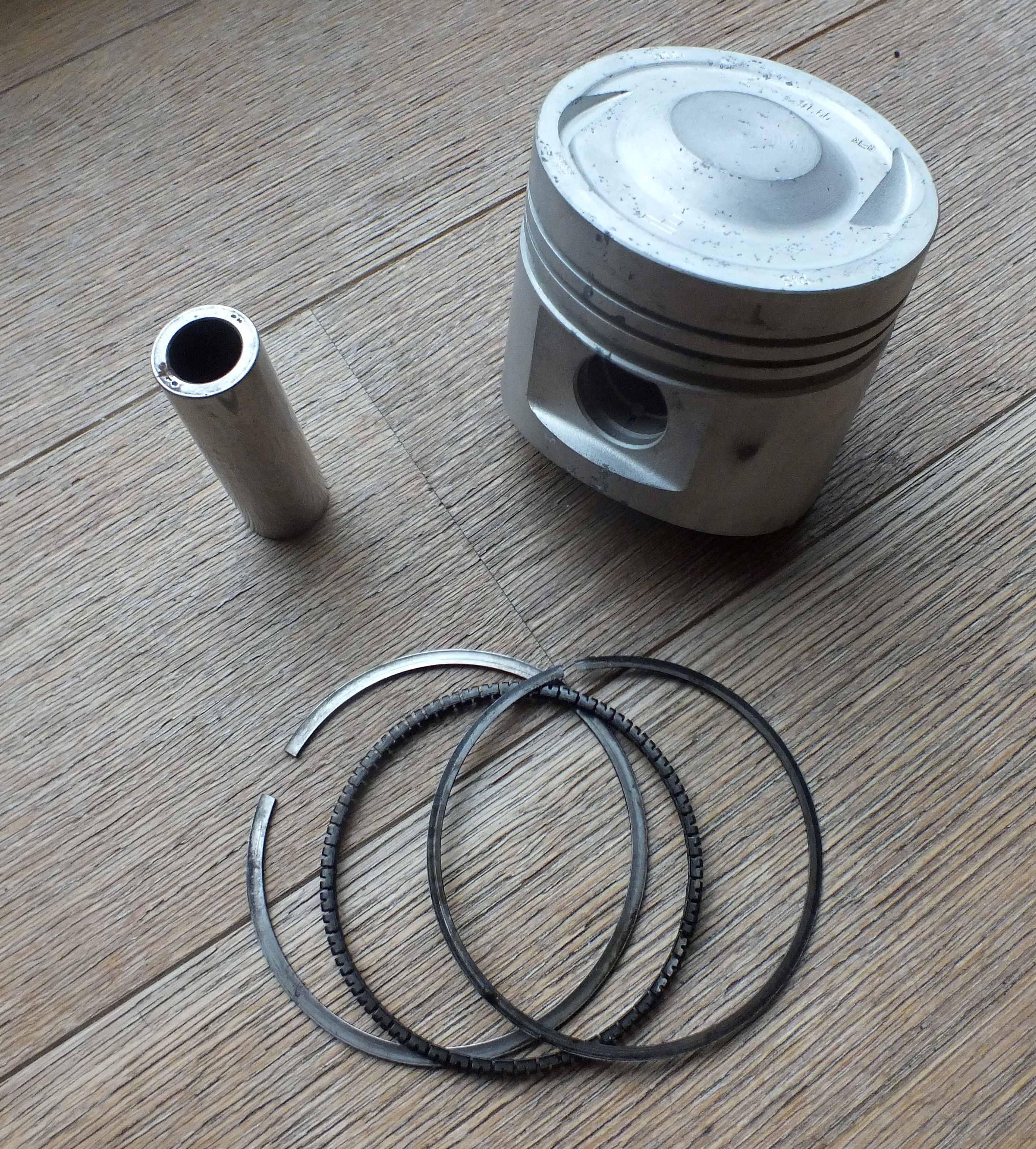 Mahle Pistons 92.06 oversize for Chrysler 180 Engine 24156