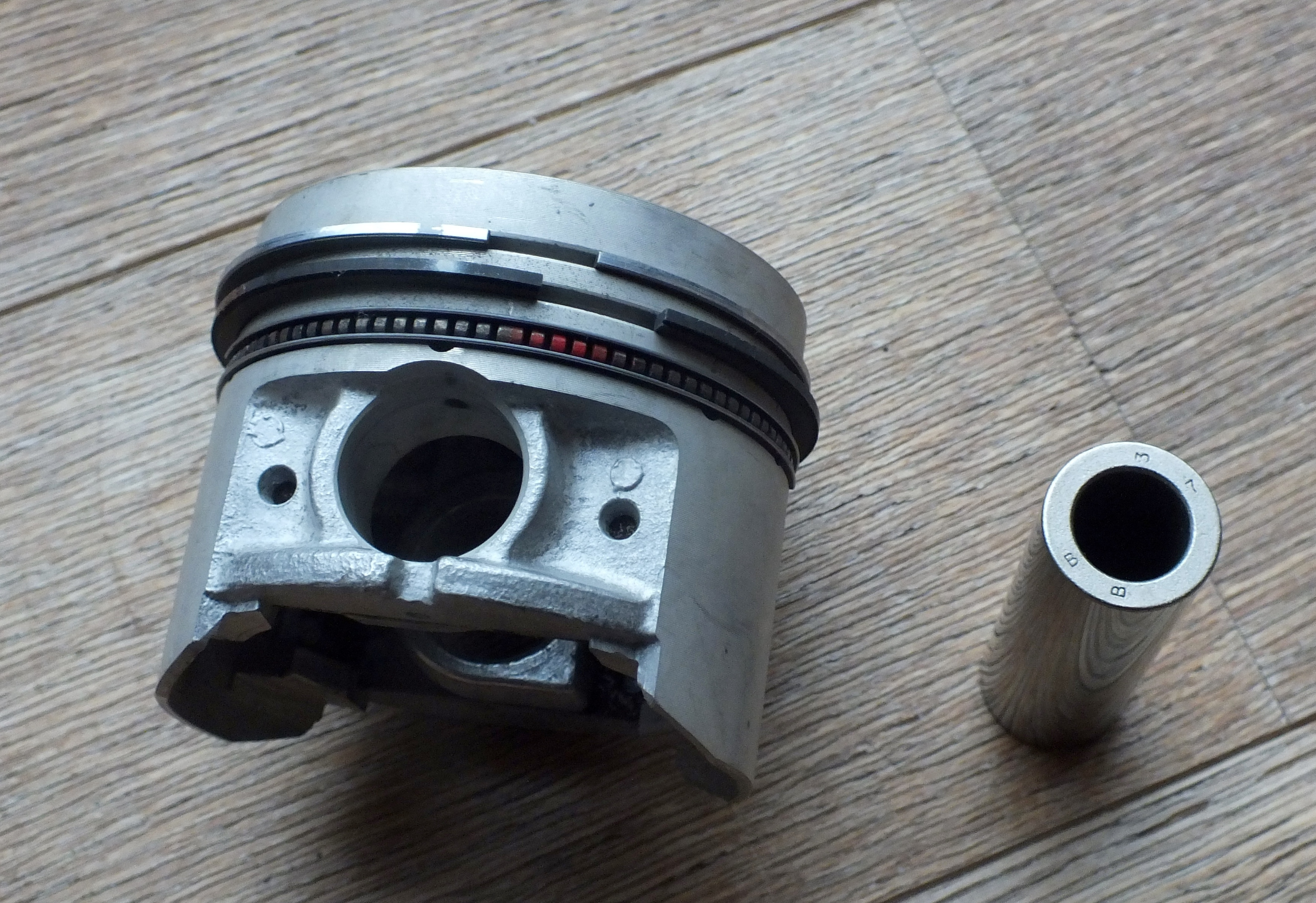 Mahle Pistons for 1442 Engine +0.40 Oversize 24154