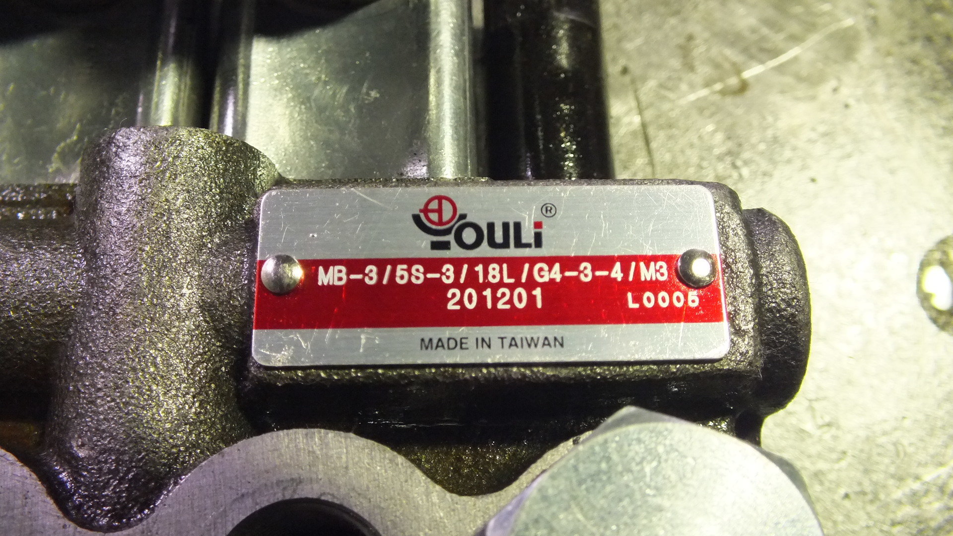 Hydraulic Flow Control 5 Spool Valve 3/8" BSP Ports 120 Bar 1800 PSI 45