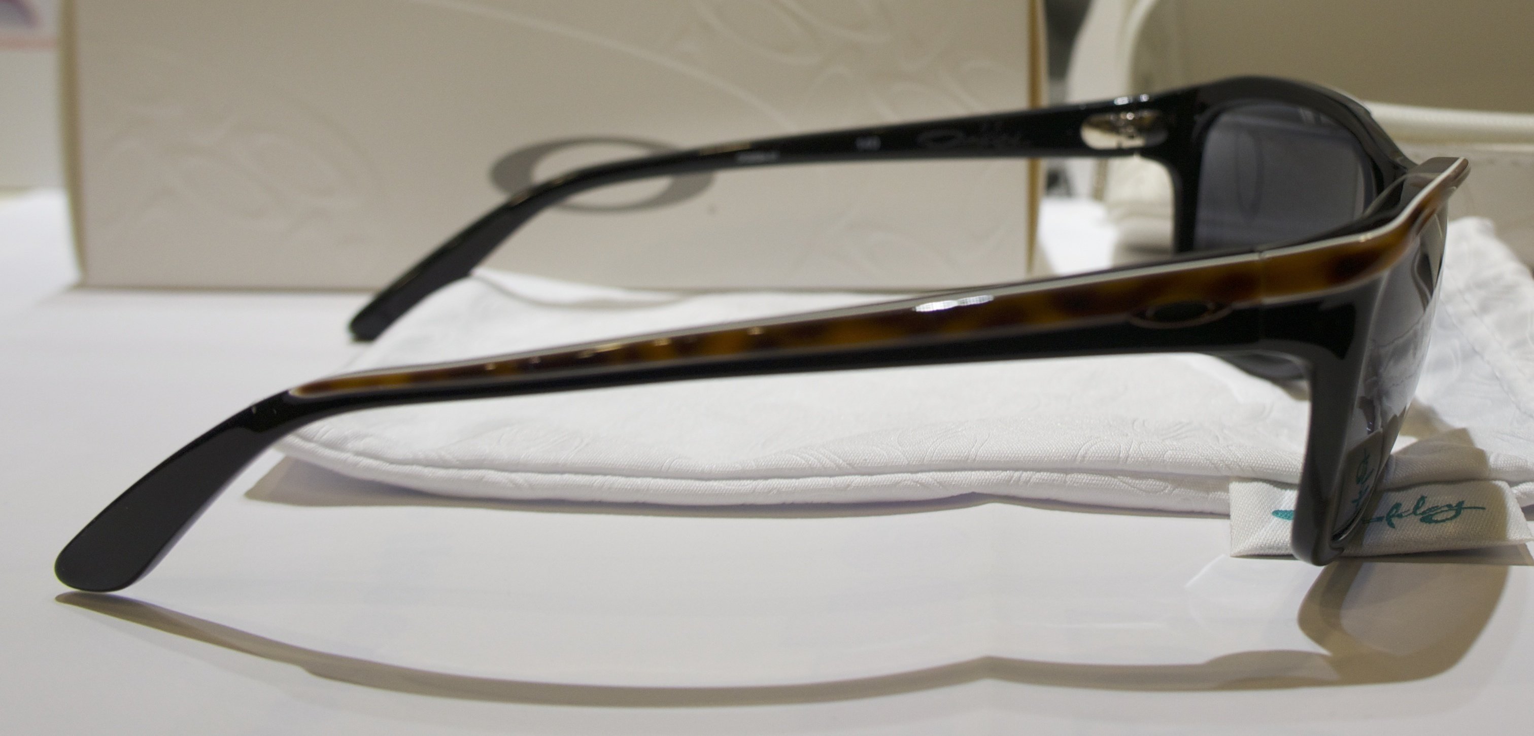 Oakley Confront - Black Tortoise - Grey