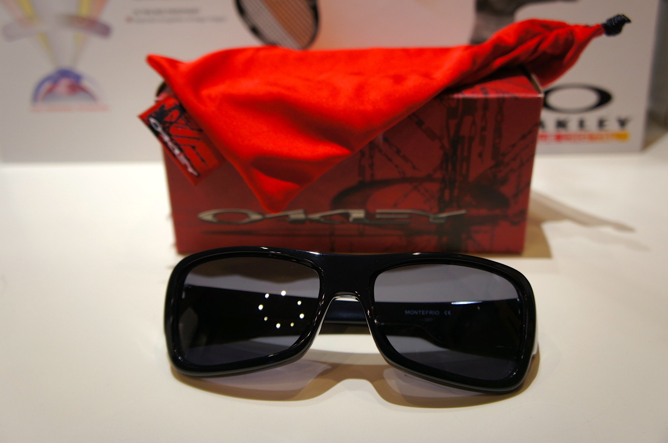 Oakley Montefrio - Polished Black - Grey 9030 03-560