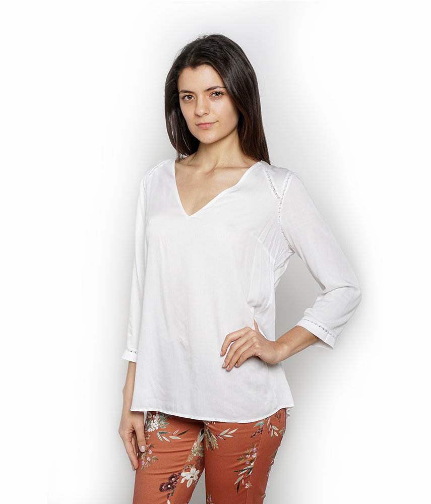 blusa blanca cuello v