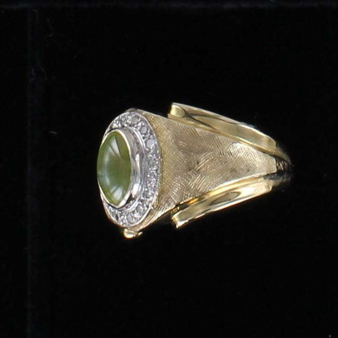 18KT RING WITH CAT'S EYE AND DIAMONDS