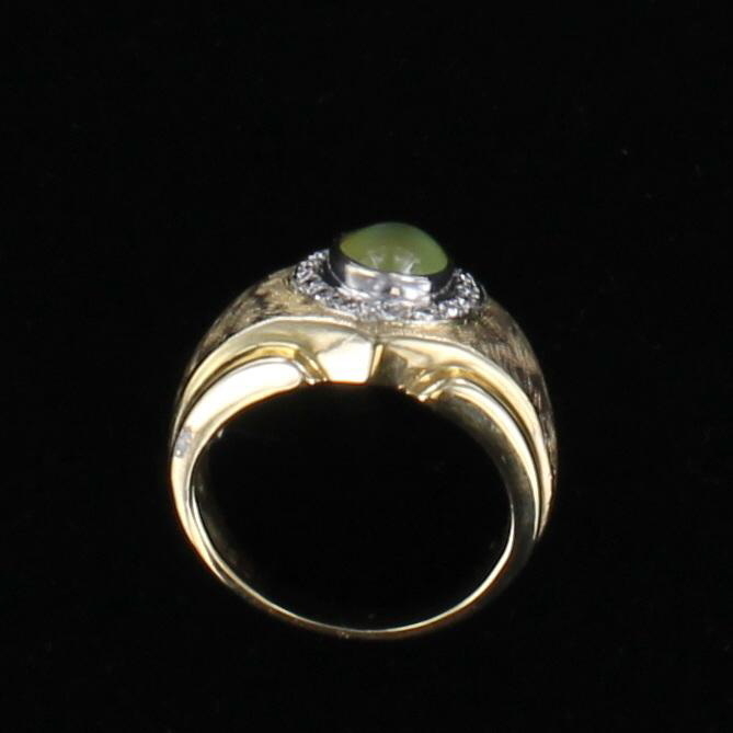 18KT RING WITH CAT'S EYE AND DIAMONDS