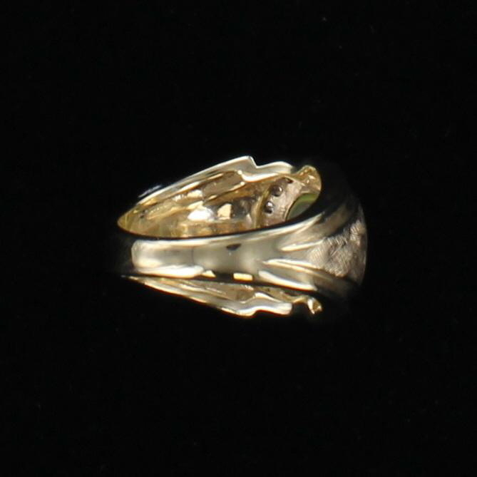 18KT RING WITH CAT'S EYE AND DIAMONDS