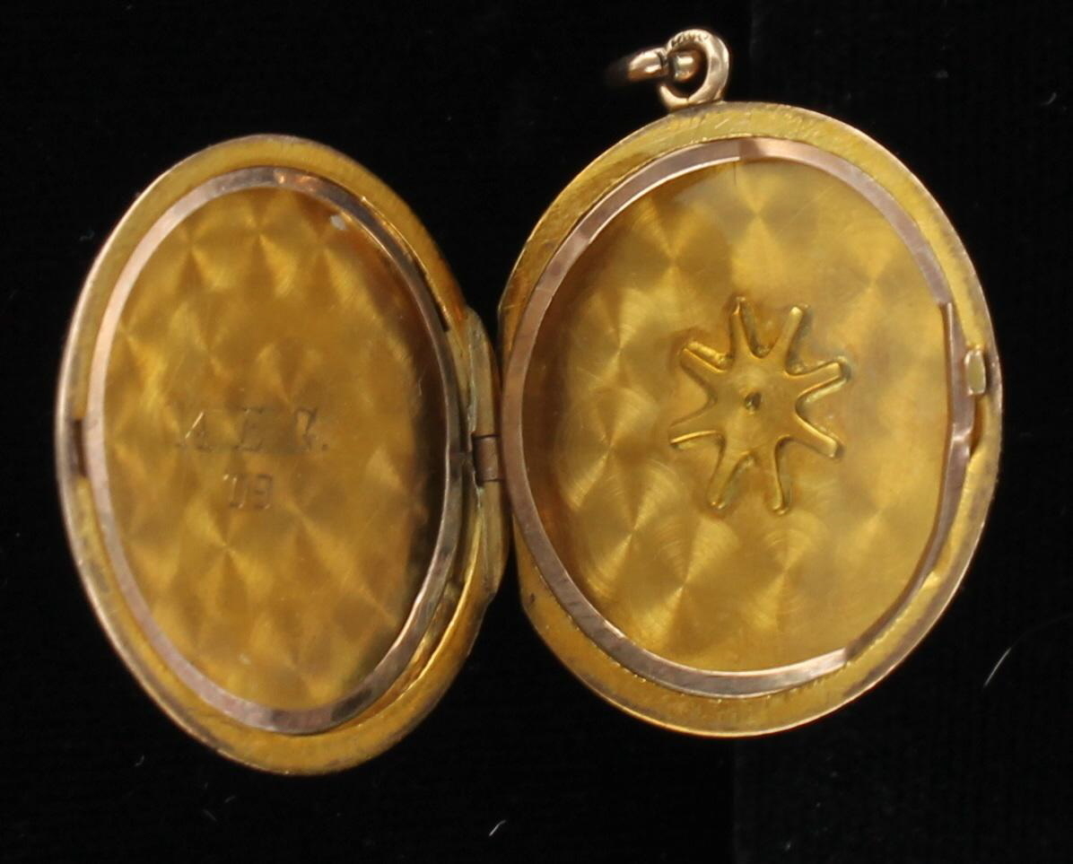 9KT LOCKET CIRCA 1900