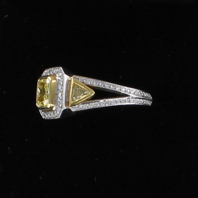 18KT FANCY YELLOW DIAMOND RING