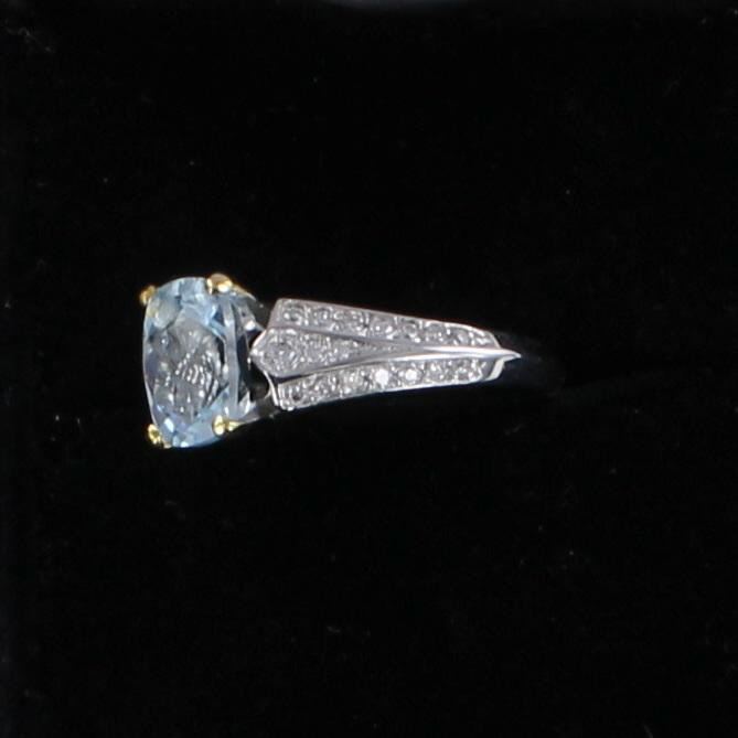 18KT AQUAMARINE AND DIAMOND RING