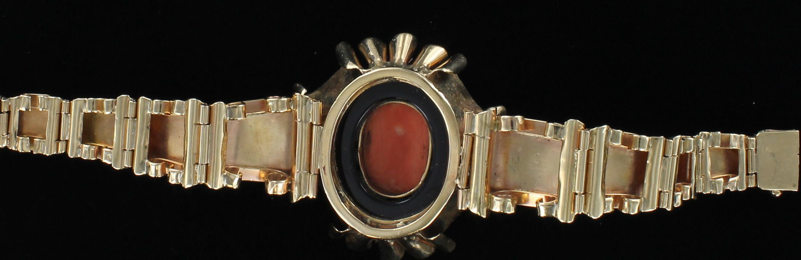 14KT CORAL AND ONYX CAMEO BRACELET CIRCA 1900