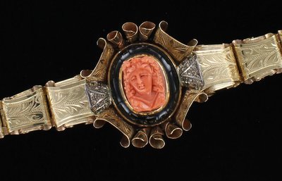 14KT CORAL AND ONYX CAMEO BRACELET CIRCA 1900 14KT CORAL AND ONYX CAMEO BRACELET CIRCA 1900