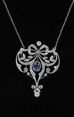 18KT SAPPHIRE AND DIAMOND BOW NECKLACE CIRCA 1920 18KT SAPPHIRE AND DIAMOND BOW NECKLACE CIRCA 1920