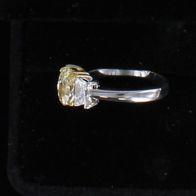 18KT/T 1.52 CT LIGHT FANCY YELLOW OVAL DIAMOND ENGAGEMENT RING