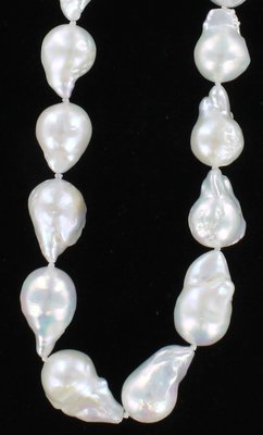 BAROQUE PEARL NECKLACE WITH SILVER CLASP BAROQUE PEARL NECKLACE WITH SILVER CLASP