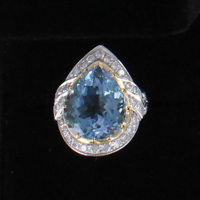 18KT AQUAMARINE AND DIAMOND RING 099-1266