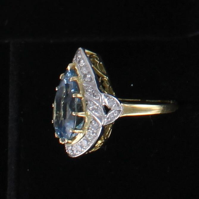 18KT AQUAMARINE AND DIAMOND RING