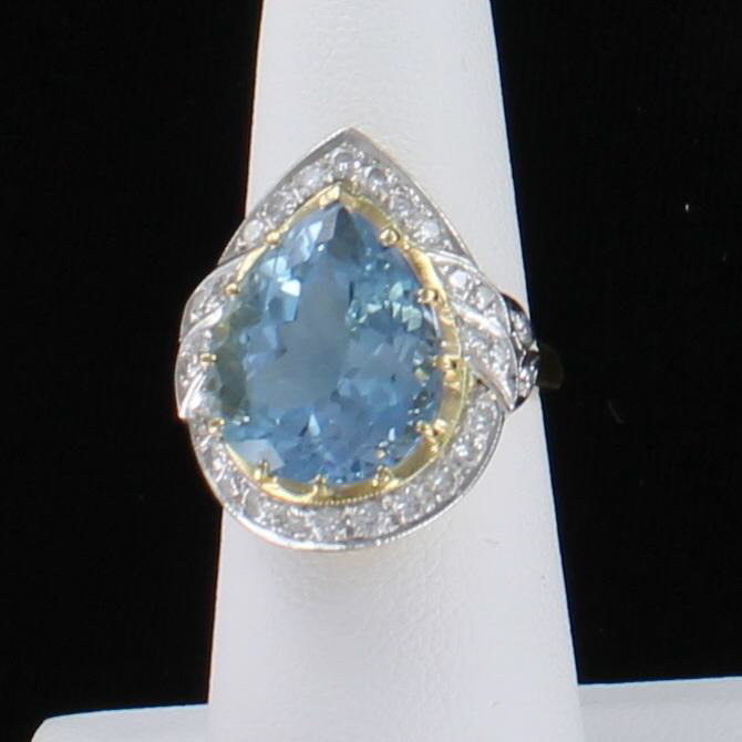 18KT AQUAMARINE AND DIAMOND RING