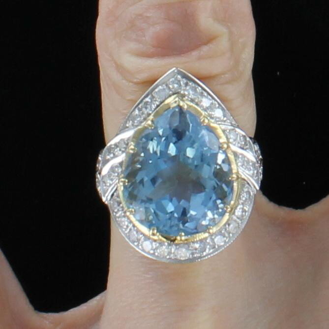 18KT AQUAMARINE AND DIAMOND RING