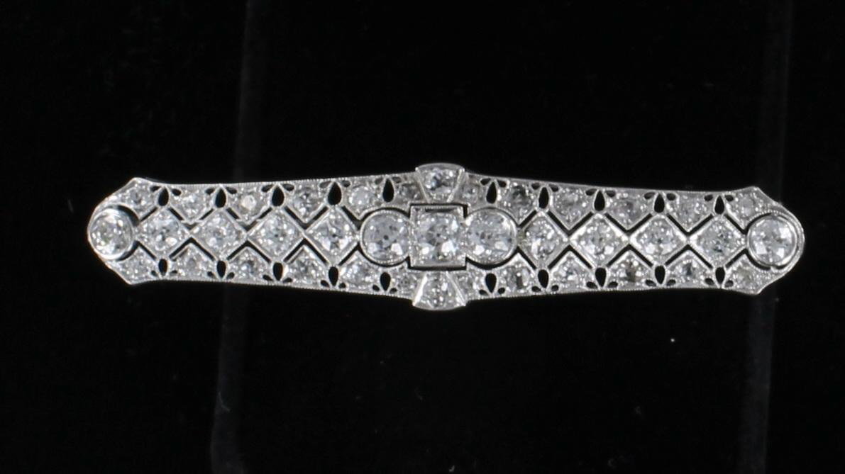 PLATINUM ART DECO DIAMOND BAR PIN 195-4198