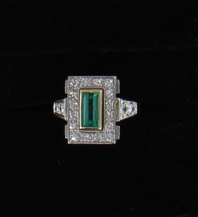 18KT/T EMERALD AND DIAMOND RING CIRCA 1930 101-2886