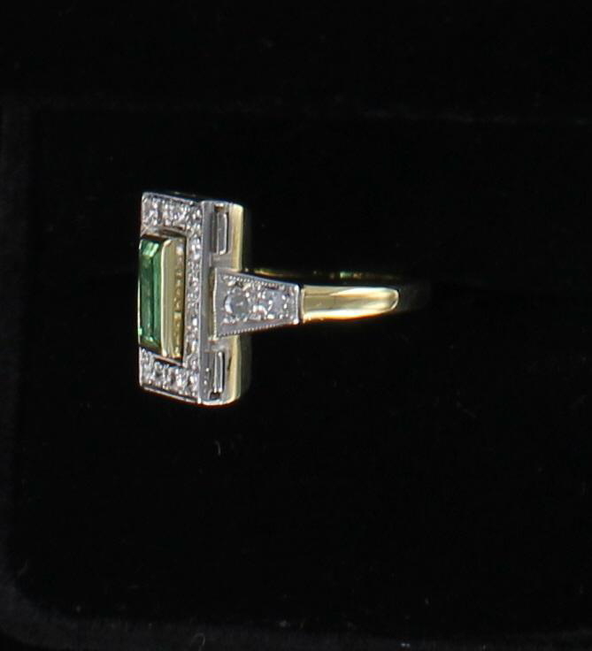 18KT/T EMERALD AND DIAMOND RING CIRCA 1930