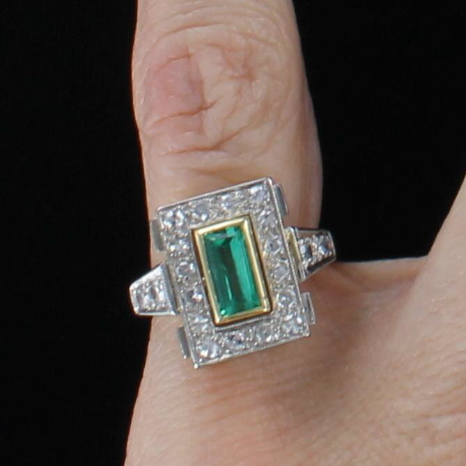 18KT/T EMERALD AND DIAMOND RING CIRCA 1930